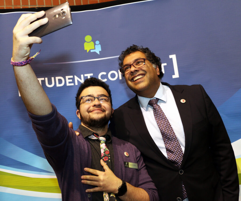 Student Connect 2016 - a student takes a selfie with Then-Mayor Naheed Nenshi.